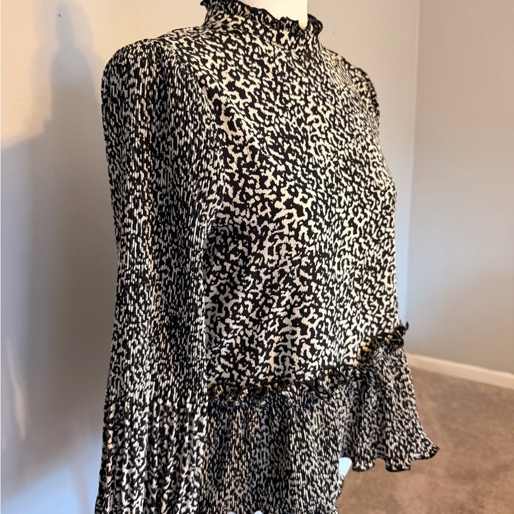 THML Monochrome Abstract Ruffle Blouse - Picture 3 of 5